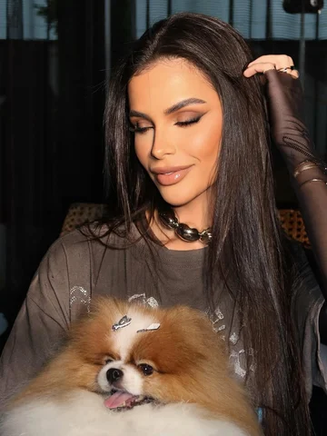 brown smokey eye 🤎 @lohanaruiz_ by me ✨

(torresmo roubou a cena) 🤣🐾
