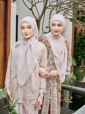 Sometimes all you need is a simple tudung bawal plain 🤍

Raya tahun ni korang t
