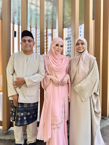 Selamat hari raya Aidilfitri 2026. Maaf zahir & batin❤️.

Lip matte @makajihq 💄