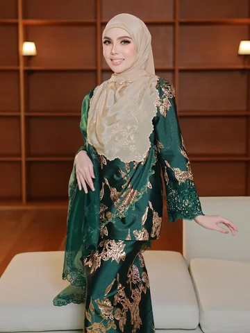 Raya lebih berseri dengan keanggunan hijau gold yang eksklusif. Tak perlu berleb