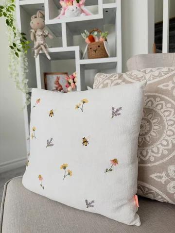 Bees and Wildflowers Throw Pillow Cover 💛

Love decorating with the most Beauti