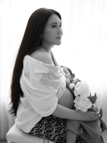 Breastfeeding during pregnancy is another level of love 🤍