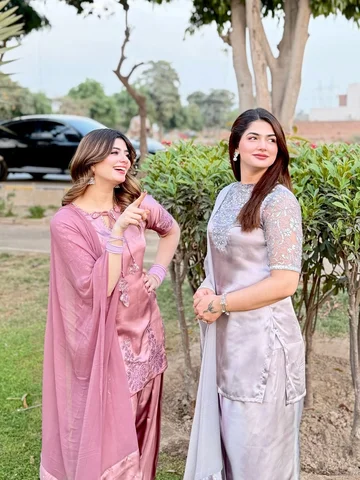 wearing : @arooj_collection2