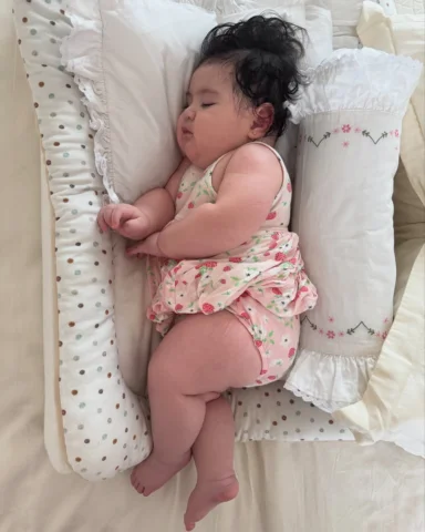 Pemesanan paket atas nama Jessica Iskandar. Telah tiba pukul 14.58. Diterima ole