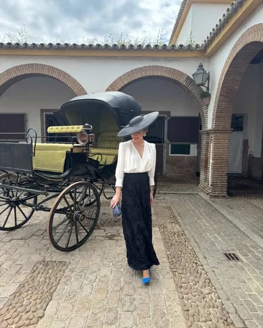 Inma 💫 Invitada con Pamela , falda y camisa un look ideal !!!