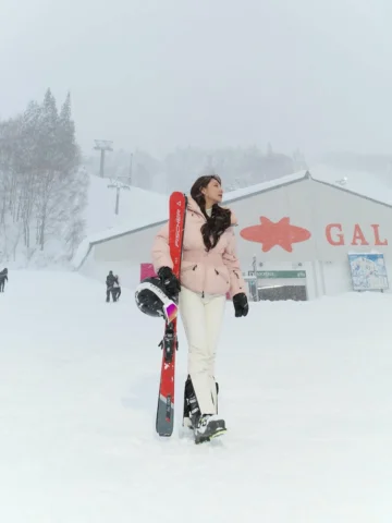 Fell. Got up. Skied again.
That’s the mood. ❄️