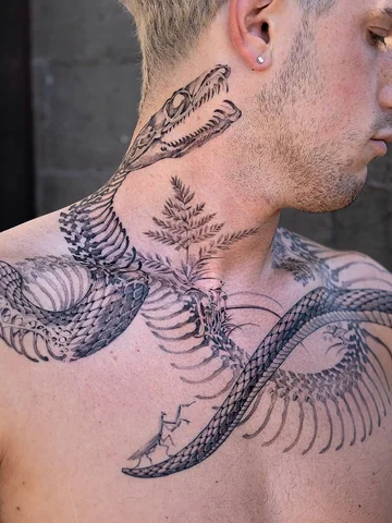 Decaying snake around the neck 
.
#oozy #oozytattoo #tattoo