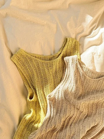 Summer on my mind with the Granular top. Find the pattern online at www.aegyokni