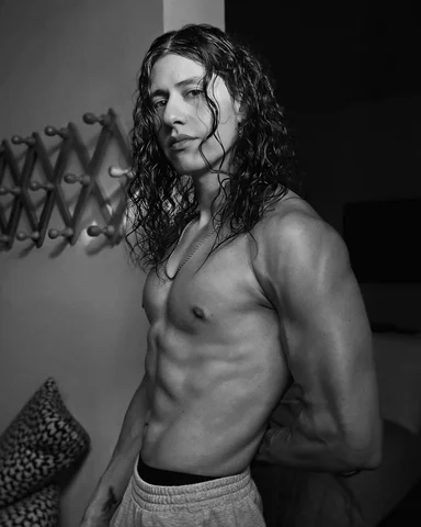 Impulso. 

#portrait
#black-and-white
#actor
#cinematic 
#AestheticPhysique