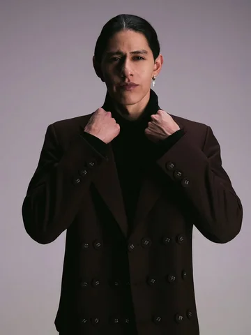 Silence speaks louder. 

Talent - @o_betancourt 

Styling - @manueldelgado.moda 