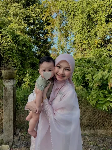 adik dah berlemoooih, baju pun tukar terus 🙂‍↔️🤏🏻
