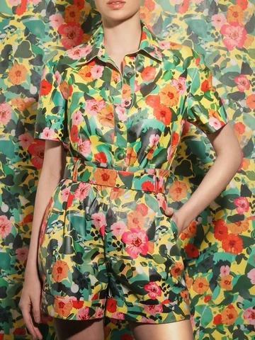 Flores em todo lugar 🌺 

Couro estampado para colorir sua produção!