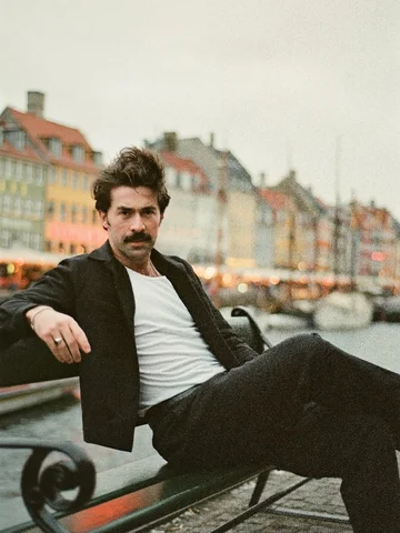 Albert in Nyhavn in the collab suit - black cotton 💌
Shot on Portra 800
