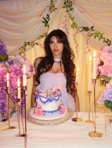 25💜
Cake from @_bakedsweets_ 
Dress from @peppermayo 
Setup: @amazonca