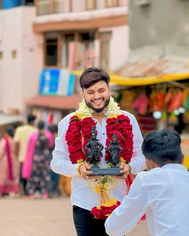 प्रामाणिक आहे म्हणून आडचणीच्या वेळी
देव स्वतः पाठीशी उभा राहतो , उगाचचं कोणाच्या