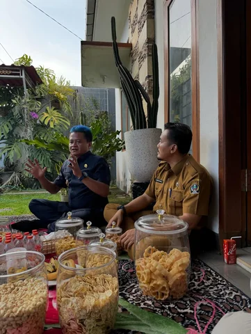 Sepulang rapat di gedung DPRD Blitar tadi. Sengaja saya tidak langsung pulang un