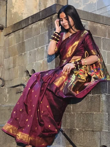जगणं हे न्हार झालं 🪞

saree- @paithani_weaves 🪞