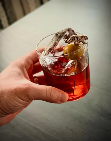 ᴅɪʀᴛʏ ɴᴇɢʀᴏɴɪ

Meet the Dirty Negroni—a classic with a salty twist. By adding ju