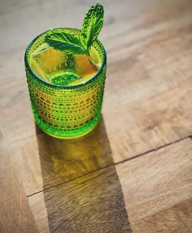 Ｉｒｉｓｈ  Ｌａｄ

This “Buck” cocktail (a cocktail made with ginger beer/ale, citrus, 