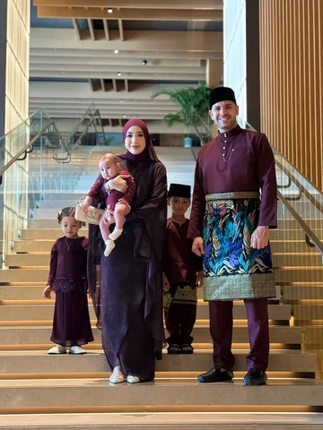 Boring juga raya kat KL ni 🤣
Kampung pun dah tak ada siapa…

Tapi Allah gantika
