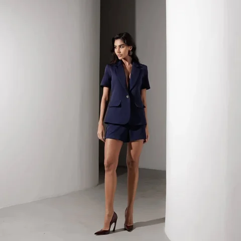 Alfaiataria elegante e sofisticada. Blazer manga curta + short.