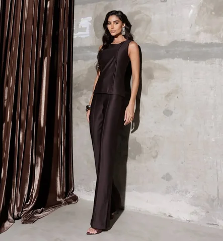Um duo que une conforto e elegância, com modelagem ajustada ao corpo e versatili