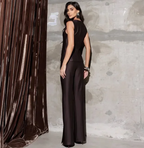 Um duo que une conforto e elegância, com modelagem ajustada ao corpo e versatili