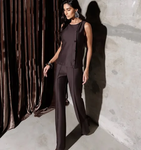Um duo que une conforto e elegância, com modelagem ajustada ao corpo e versatili