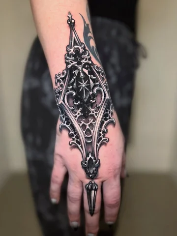 Lovely Victorian inspired cathedral wristlet done at @oneblocklv ❤️🙏🏻 day 1 an