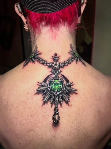 Suuuuuuuuper loved this layout- back necklace?! Like it’s holding up a cape! SO 