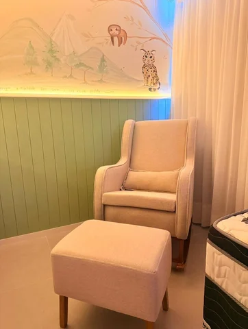 A poltrona de amamentação ideal deve combinar ergonomia para o suporte da mãe co