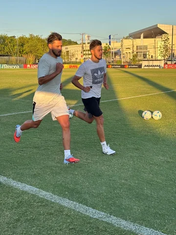 Entrenando juntos, con la mente puesta en todo lo que viene. 🔥⚽