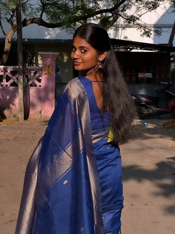Maheshwari Cotton saree with Running blouse.♥️✨
Not a silk zari border. It’s gol