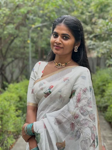 Choose yours🤍✨ 
Saree: @yazhvi_sarees 
Jewels: @myga_fashionjewellery 
.
.
.
.
