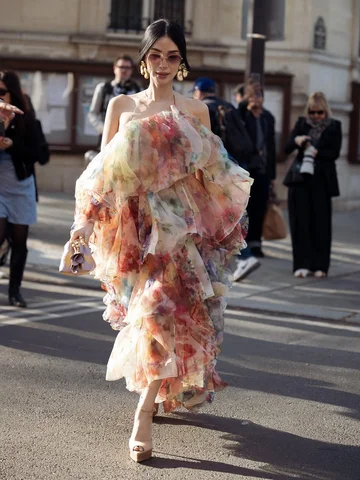 Outside Zimmermann fashion show
🇫🇷 Paris Fashion Week AW26

Street style outsi