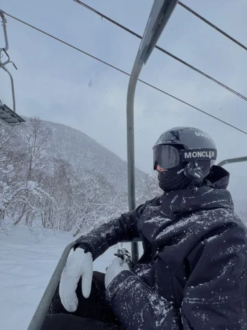 겨울이 너무 싫어서 스키를 배우기 시작했어요
스키를 좋아하게 되면 겨울이 기다려진대요 ^^

첫 시즌이니만큼 인내를 가지고 스노우플라우를 열심히