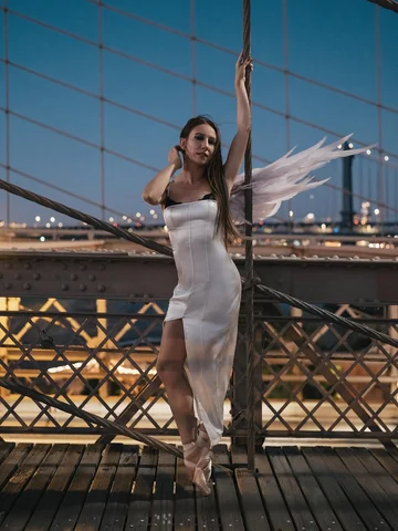 Brooklyn Bridge angel 🪽 one of my favorite shoots with @karolinakuras for @fjor