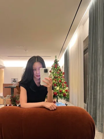 ᴹᵞ  ᶠᴬᵛᴼᴿᴵᵀᴱ  ᴴᴼᴸᴵᴰᴬᵞ  ᴼᶠ  ᵀᴴᴱ  ᵞᴱᴬᴿ 🎄🎁

메리 크리스마스!! 
다들 따뜻하고 행복한 크리스마스 보내셨을까요?