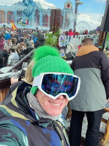 Epic 4 days of snow, ski, good food & the best music 🔥 Loving life at @tomorrow