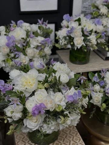 Chic #flowers for a beautiful celebration #passoverseder 💜💜💜💜✨✨🤍🤍🤍 #fleur