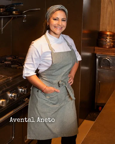 A chef Jessica Trindade veste o nosso Avental Aneto: leve, funcional, estiloso e