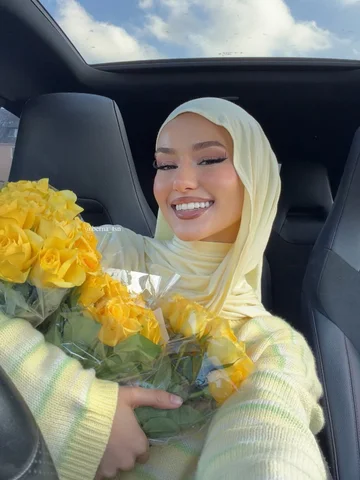Bernaly Hijab in „butterlemonyellow“ 🐥🌼 ad
•
•
#outfit#hijab#yellow#fashion#mo