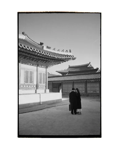 #광고

며칠 동안 Ricoh GR4 Monochrome으로 거리 사진을 찍어봤다.
GR 특유의 작고 빠른 스냅 감각은 그대로인데
모노크롬 센서