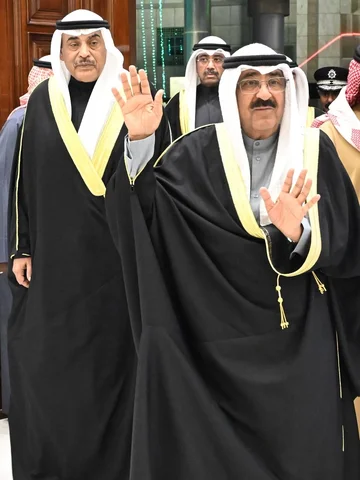 مشعل على روس المعالي والمواقف له مقام
وصباح عضيد الدار لا ضاق الزمن واشتدّ بلاها