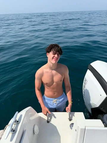 Llega el verano y las manos en el an* 

#verano #chicoguapo #diadebarco #mido190