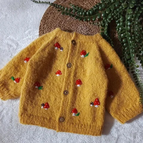 🌼 Miniklerin üstünde güneş gibi parlayan bir hırka…
Bu sarı mantar işlemeli 3 y