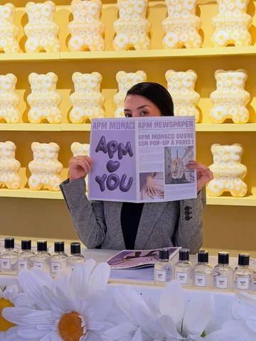 Un pop-up @apmmonaco au cœur de Paris,
des marguerites, du violet, et des bijoux
