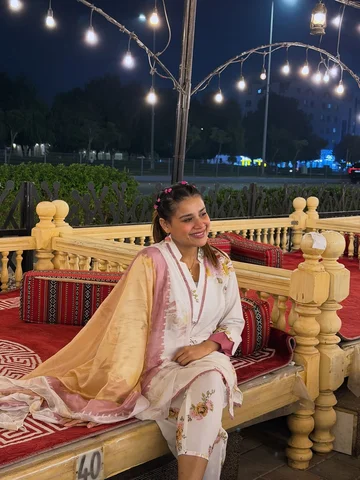 Energy speaks louder than words🙂🩷
.
.

Beautifull dress by @theaffordabledesig