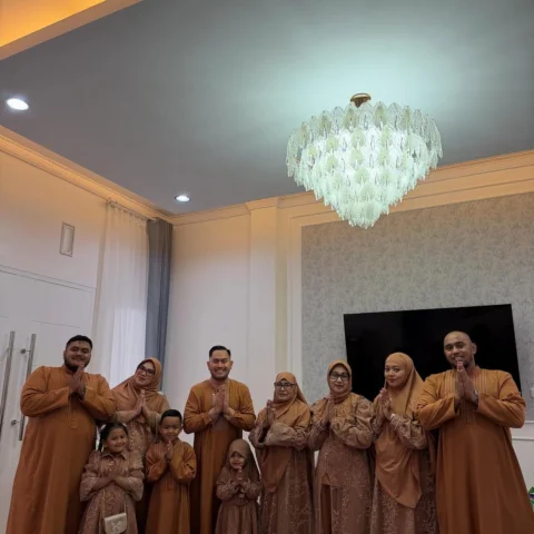 “Taqaballalahu minna wa minkum”
Eidkum mubarak
Shalih al a’mal
Kullu aminn wa an