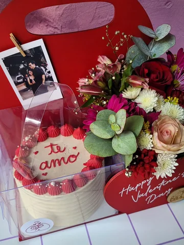 Flores y pastelito delicioso...
¿Hay mejor regalito que este? 💕🤗